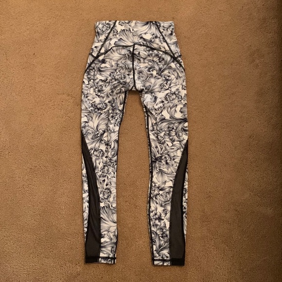 Lululemon low-rise leggings size 4. 7/8 length - Picture 2 of 3